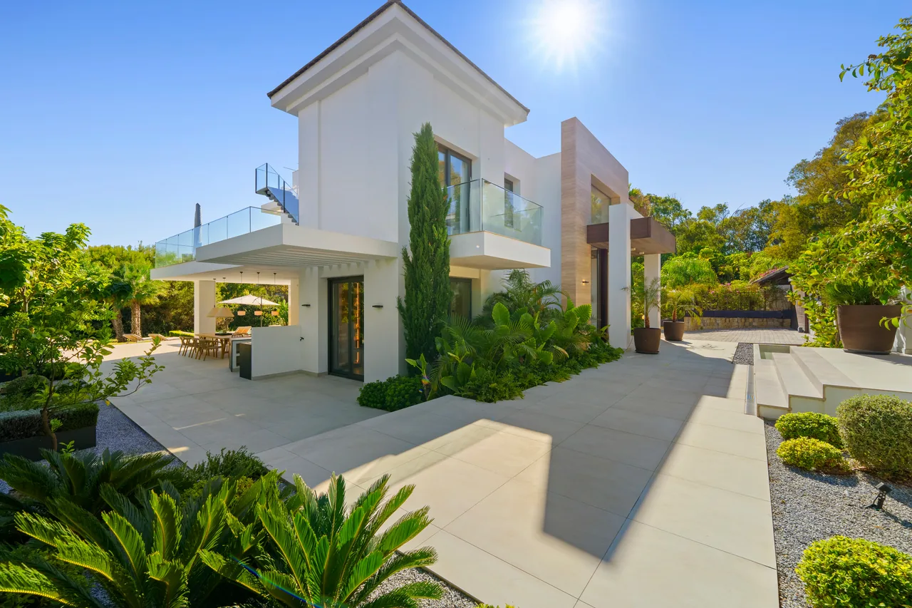 6-bedroom villa in Altos de Puente Romano with private pool and private garden — image 94