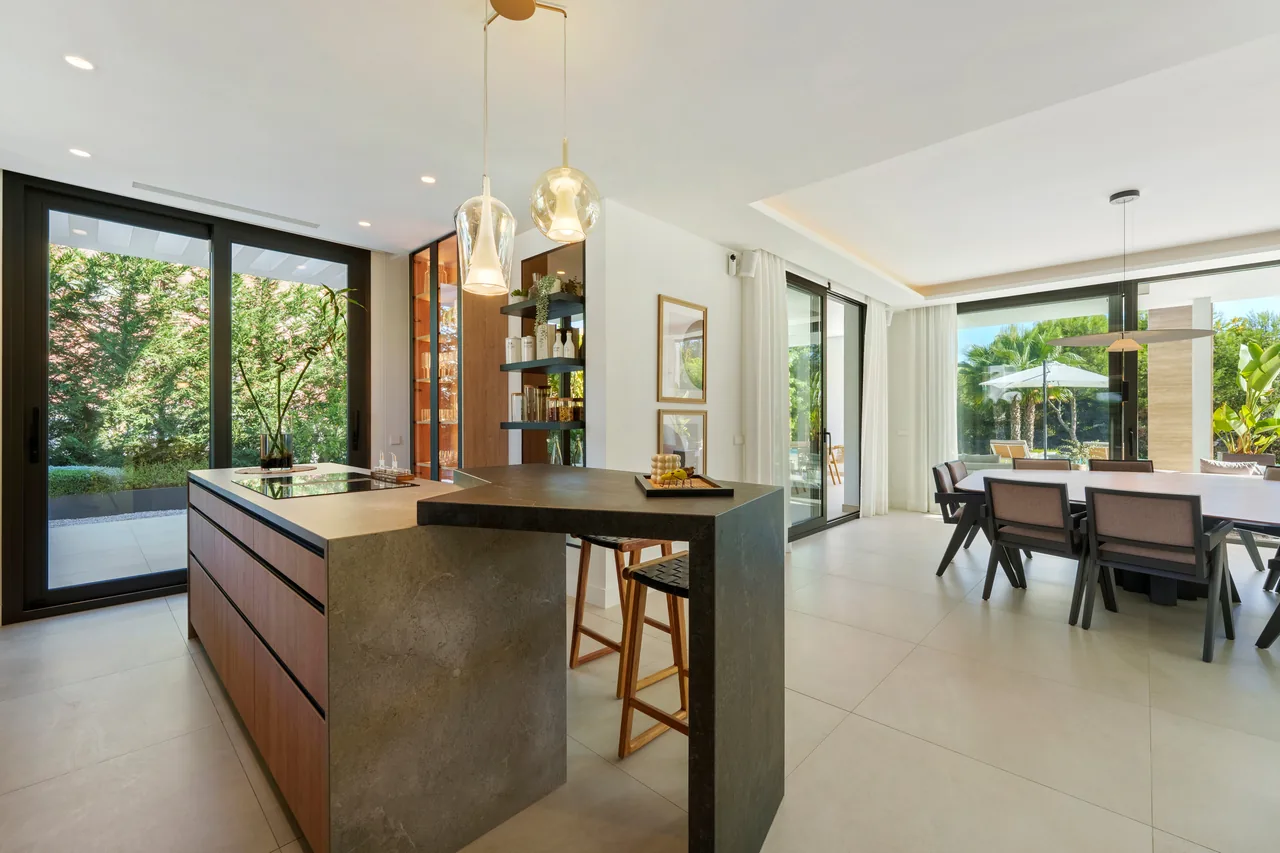 6-bedroom villa in Altos de Puente Romano with private pool and private garden — image 95