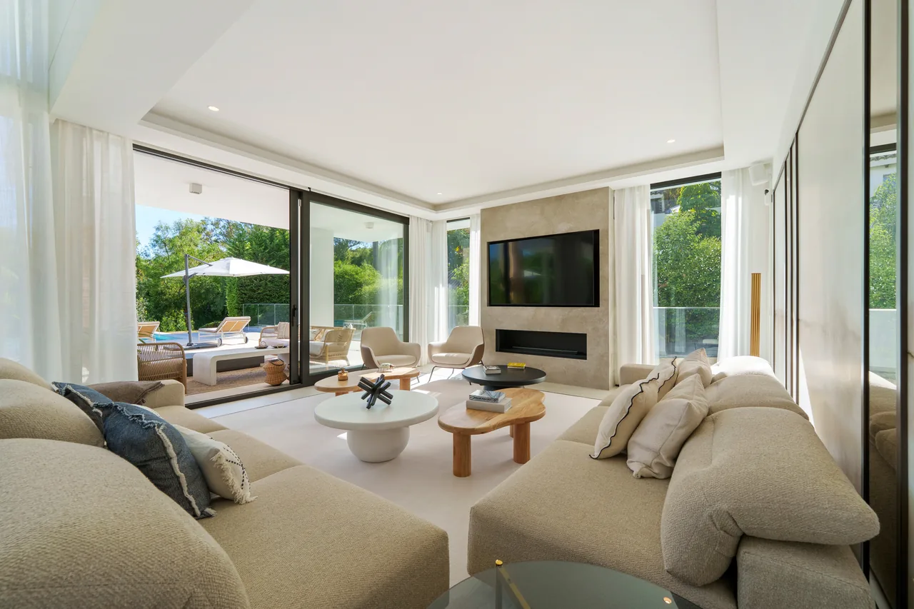 6-bedroom villa in Altos de Puente Romano with private pool and private garden — image 98