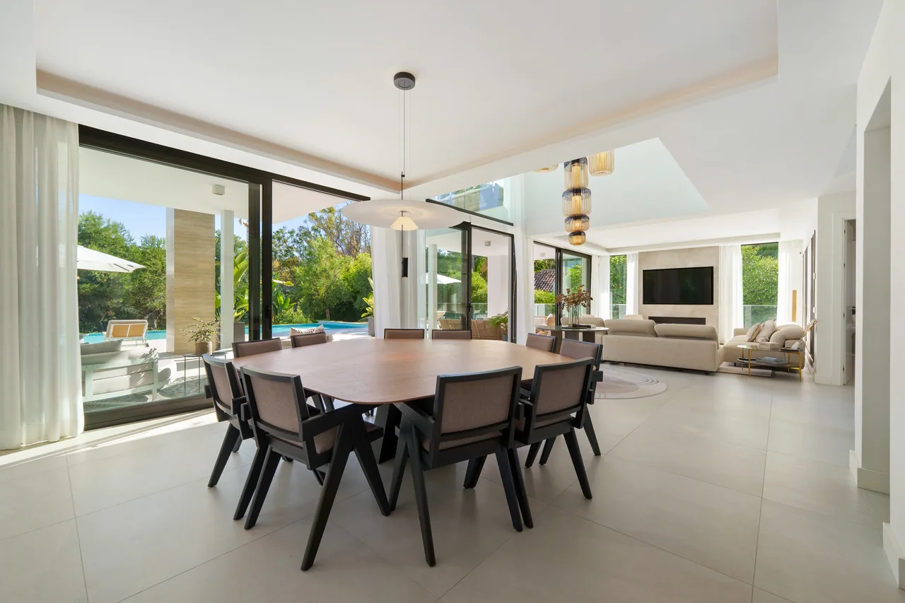 6-bedroom villa in Altos de Puente Romano with private pool and private garden — image 99