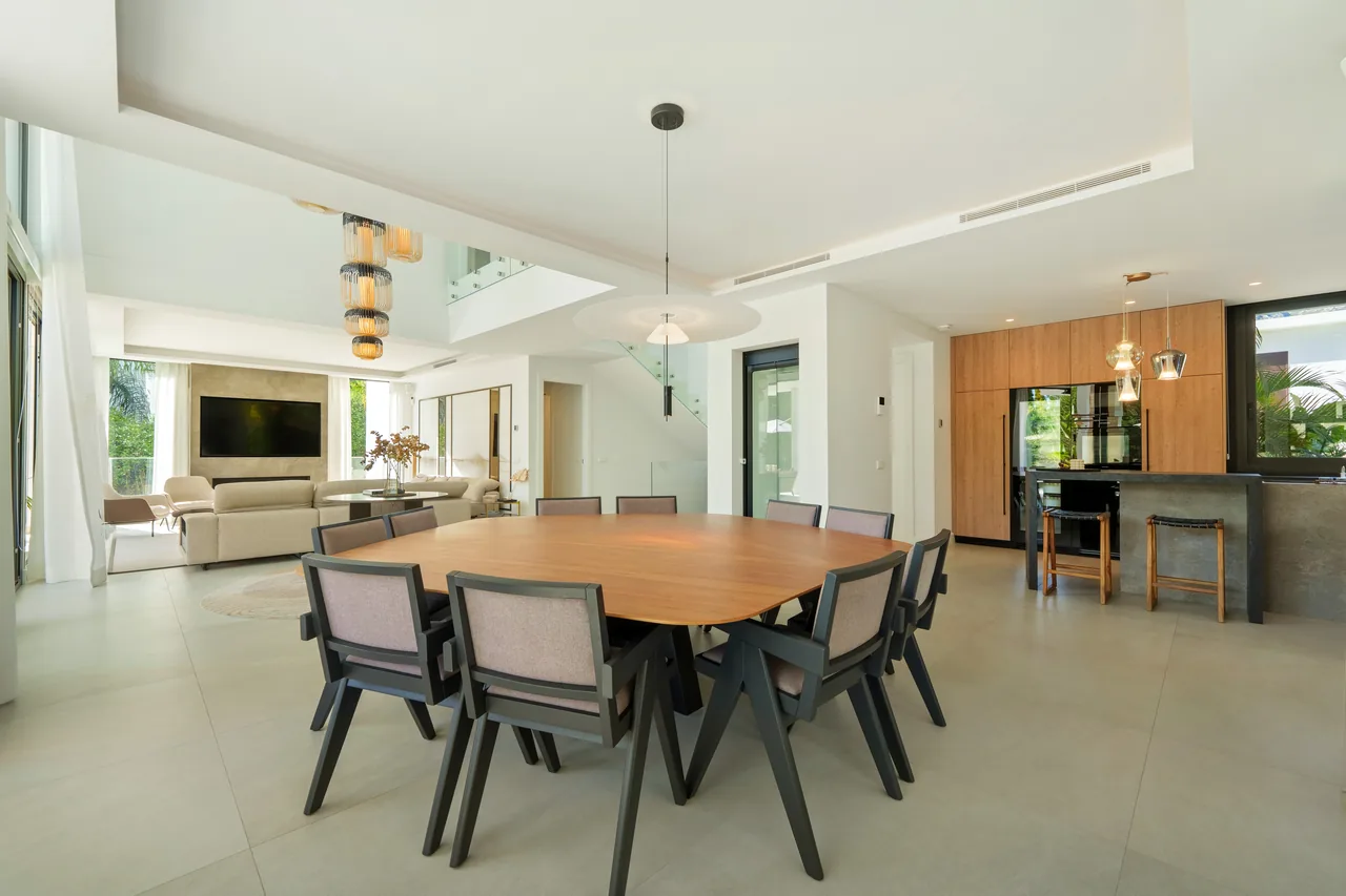 6-bedroom villa in Altos de Puente Romano with private pool and private garden — image 104