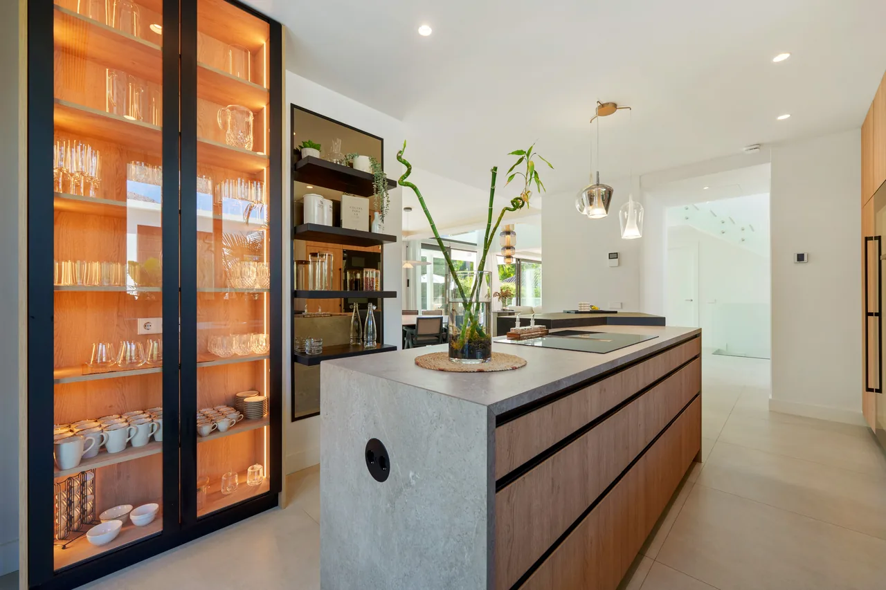 6-bedroom villa in Altos de Puente Romano with private pool and private garden — image 105