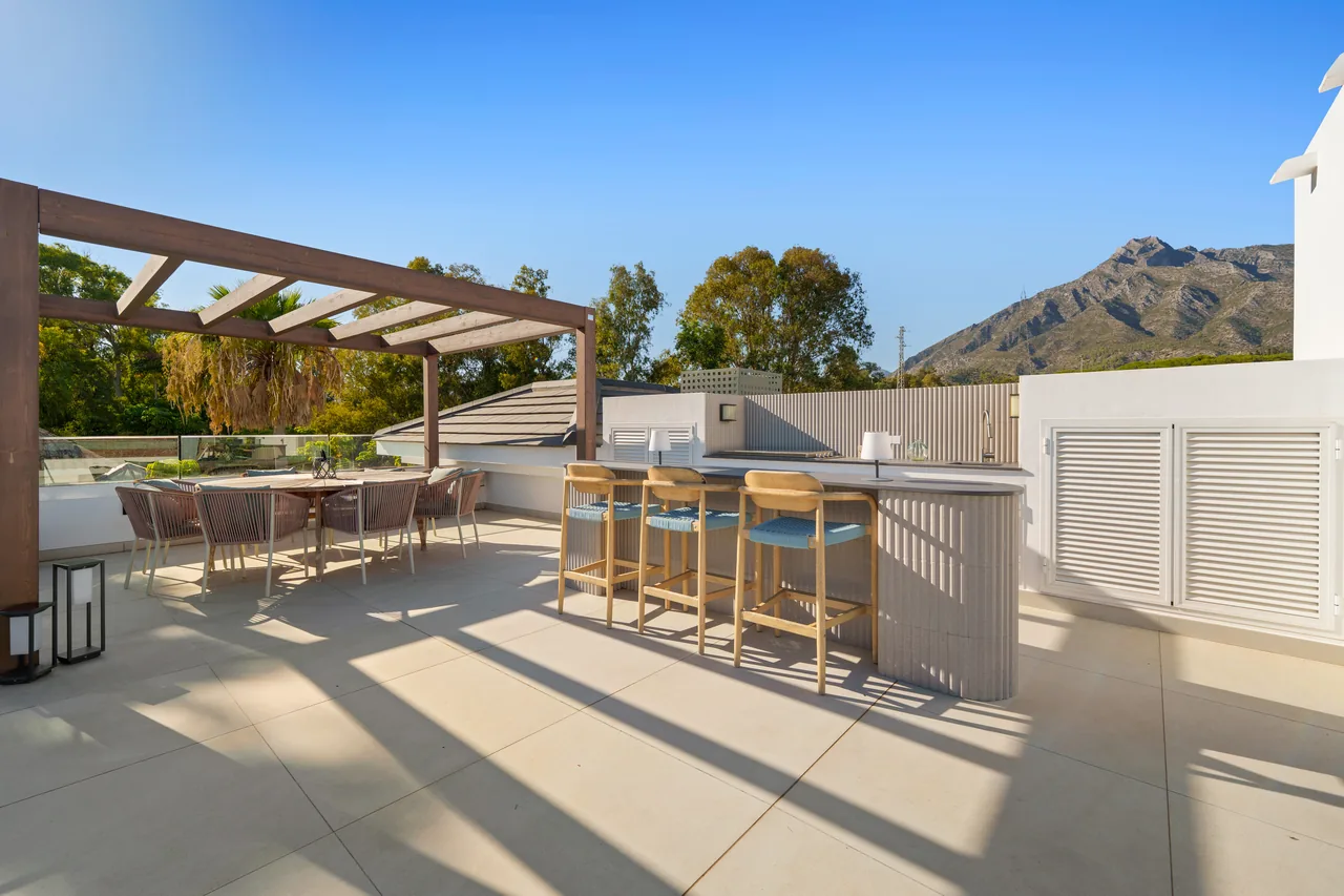 6-bedroom villa in Altos de Puente Romano with private pool and private garden — image 106