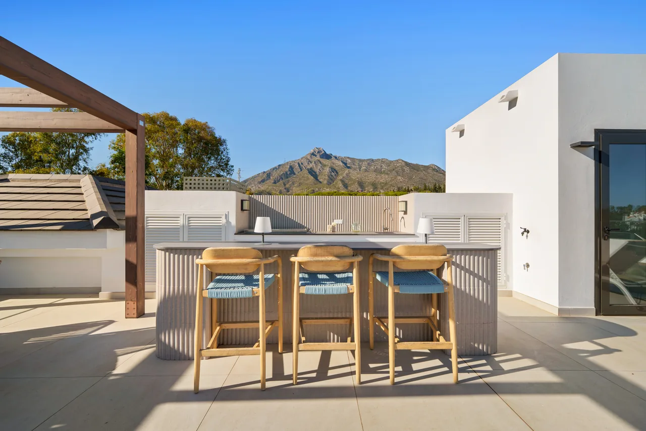 6-bedroom villa in Altos de Puente Romano with private pool and private garden — image 108