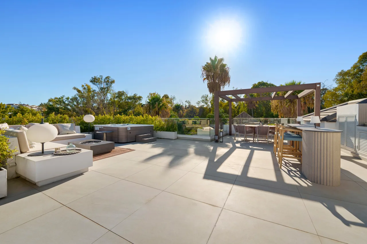 6-bedroom villa in Altos de Puente Romano with private pool and private garden — image 109