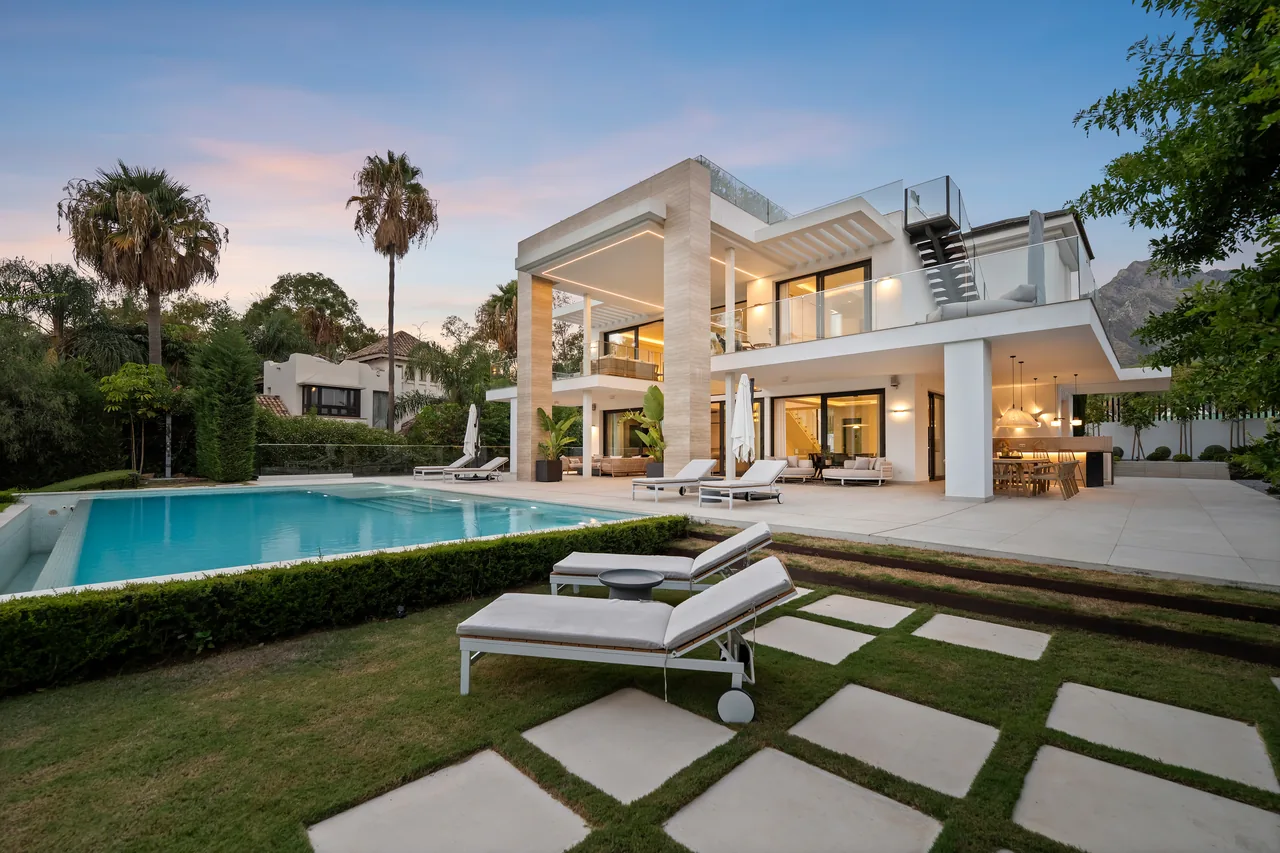 6-bedroom villa in Altos de Puente Romano with private pool and private garden — image 110