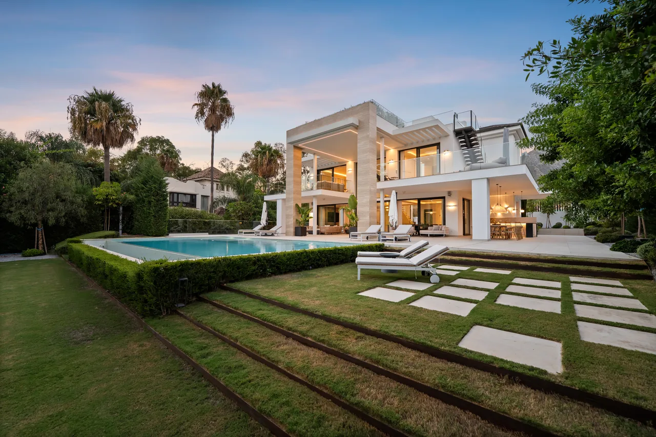 6-bedroom villa in Altos de Puente Romano with private pool and private garden — image 111