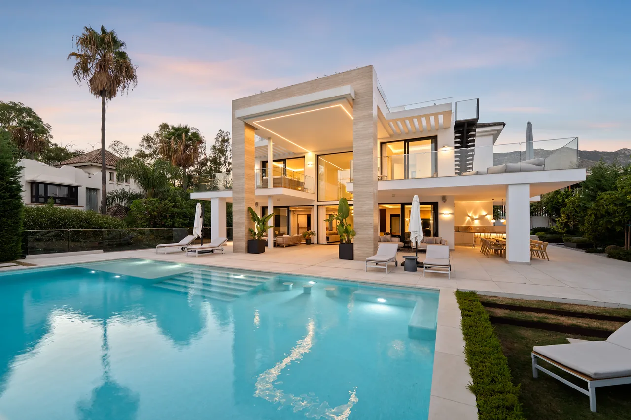 6-bedroom villa in Altos de Puente Romano with private pool and private garden — image 112