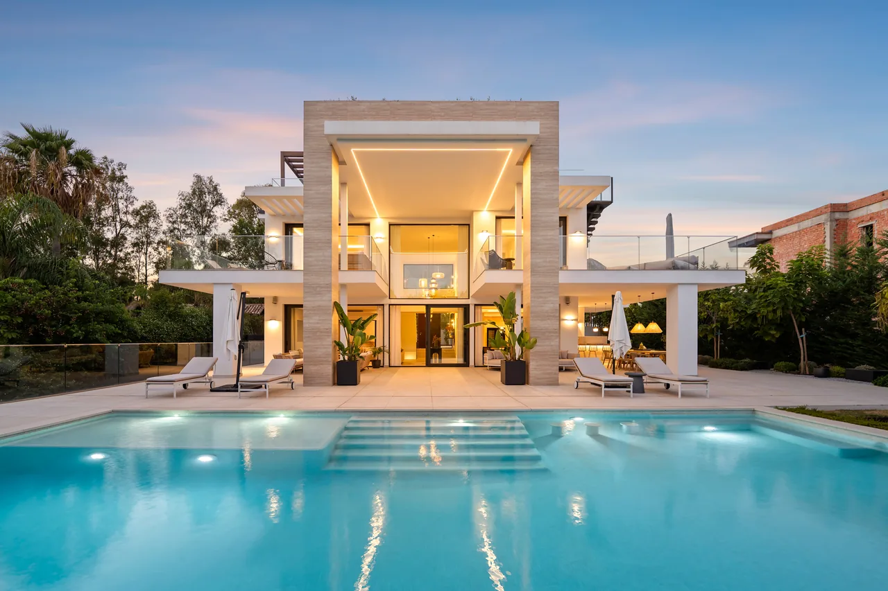 6-bedroom villa in Altos de Puente Romano with private pool and private garden — image 113