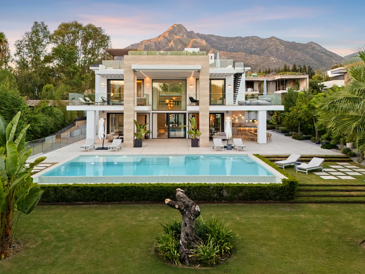 6-bedroom villa in Altos de Puente Romano with private pool and private garden — image 115