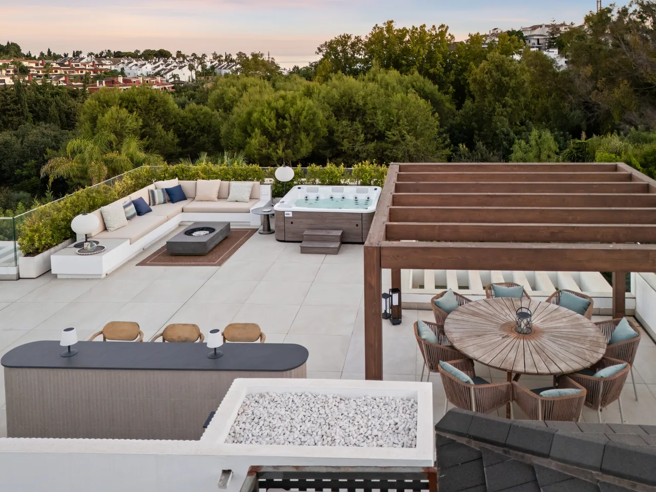 6-bedroom villa in Altos de Puente Romano with private pool and private garden — image 119