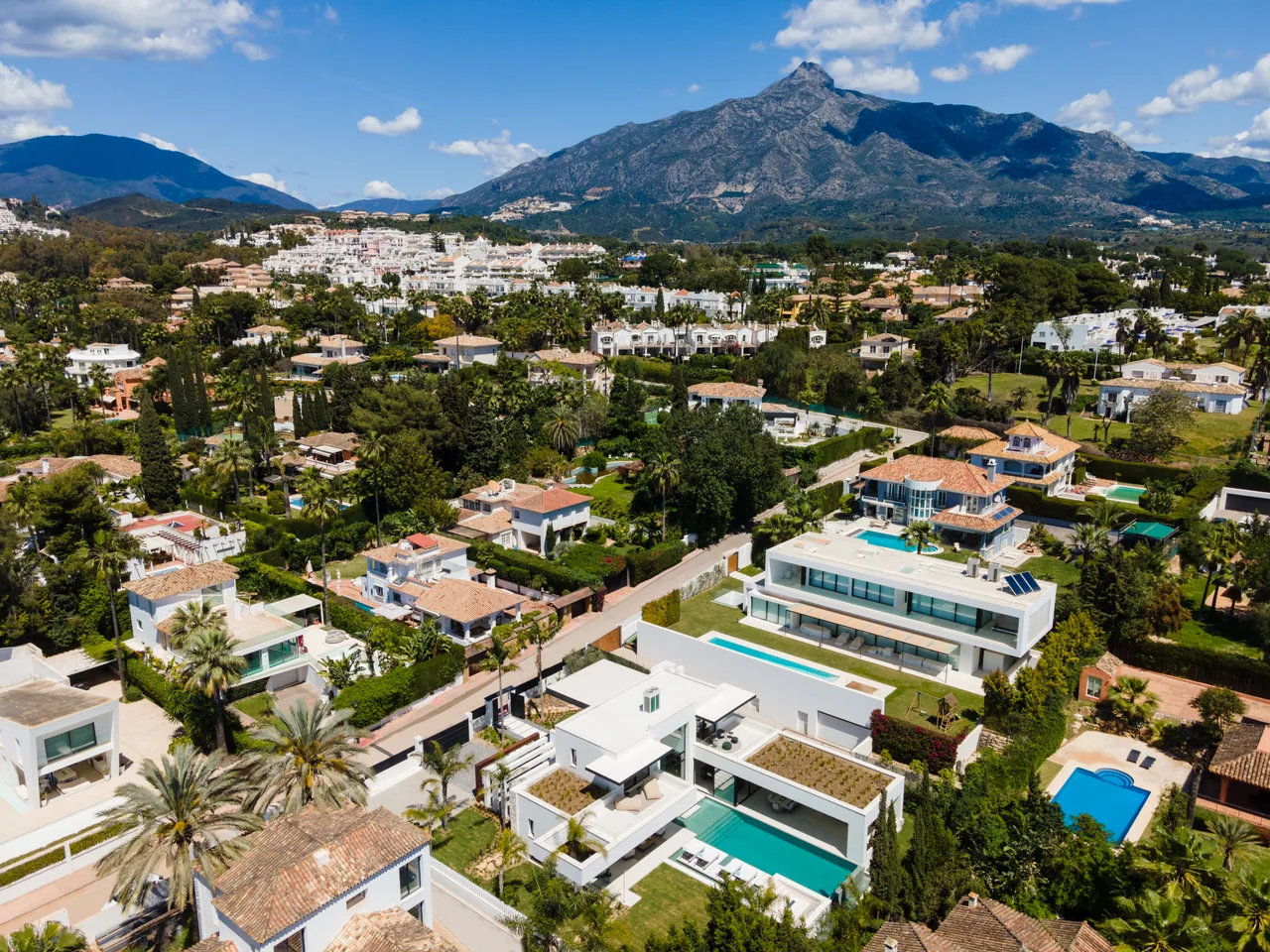 5-bedroom villa in Las Brisas with private pool and private garden — image 2