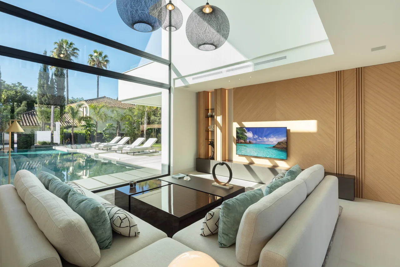 5-bedroom villa in Las Brisas with private pool and private garden — image 4