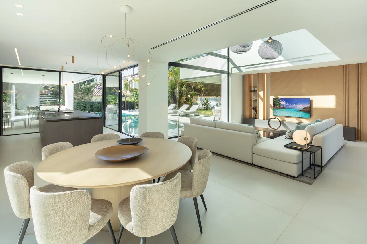 5-bedroom villa in Las Brisas with private pool and private garden — image 5