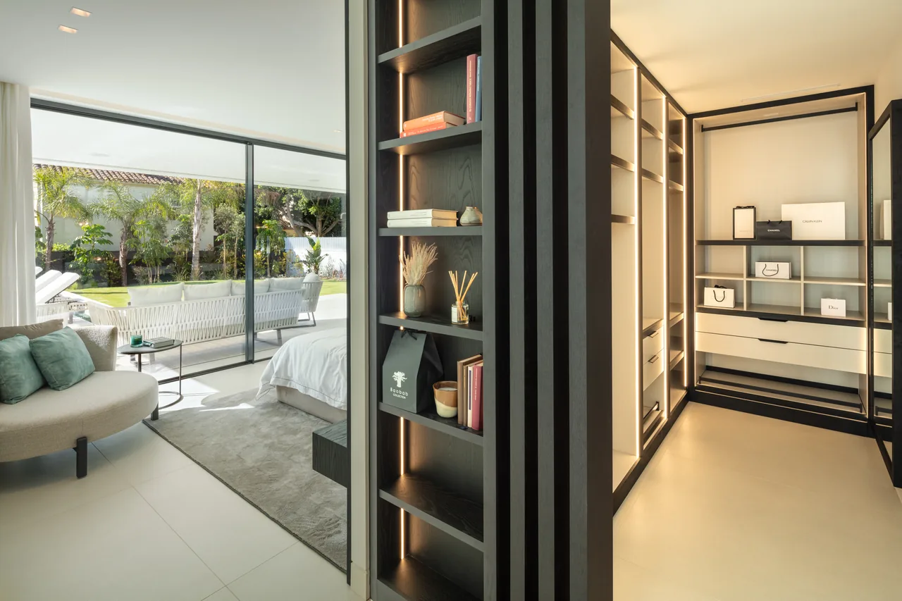 5-bedroom villa in Las Brisas with private pool and private garden — image 6