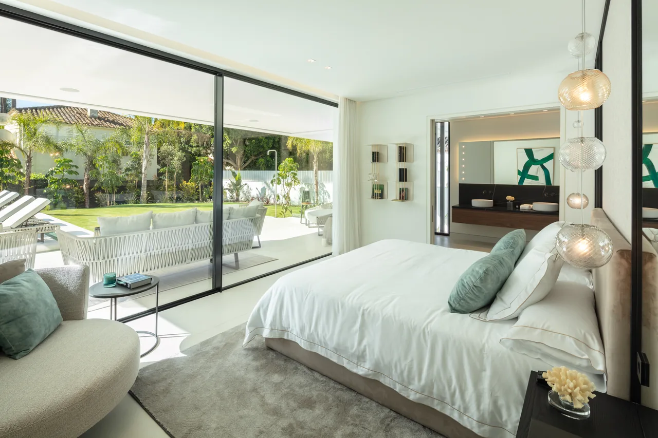 5-bedroom villa in Las Brisas with private pool and private garden — image 7