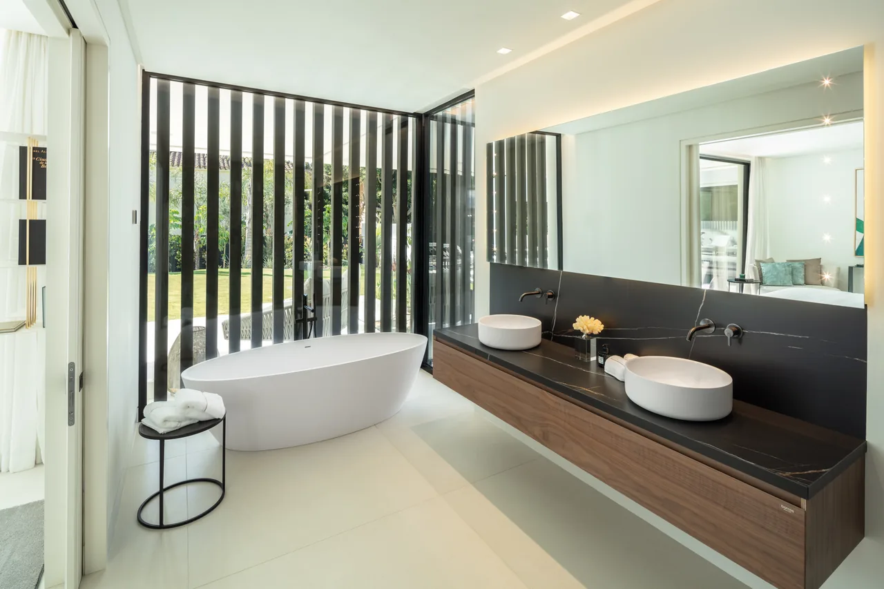 5-bedroom villa in Las Brisas with private pool and private garden — image 9