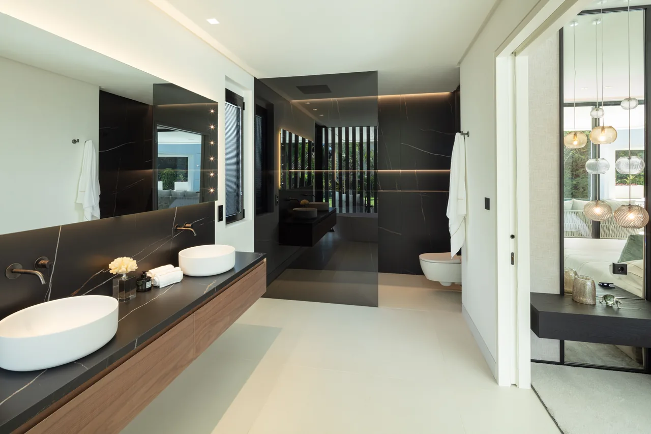 5-bedroom villa in Las Brisas with private pool and private garden — image 10
