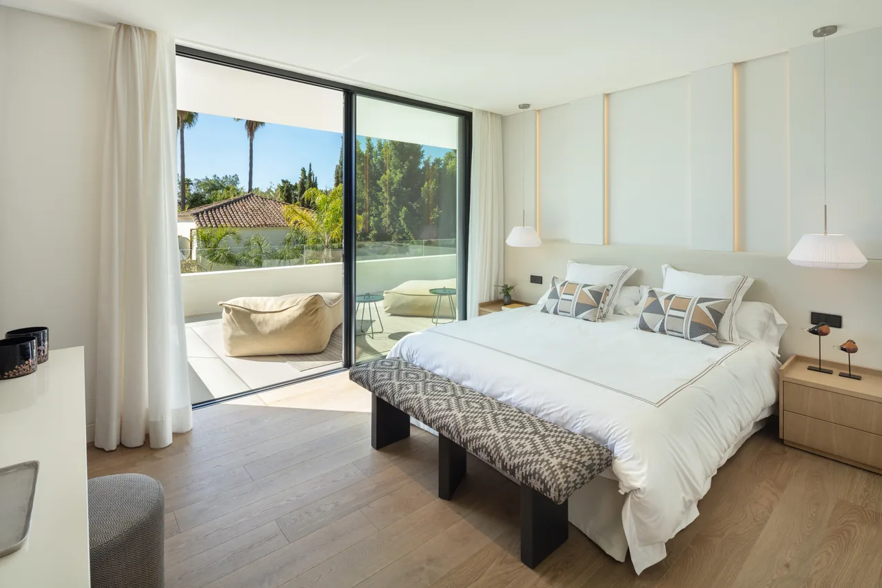 5-bedroom villa in Las Brisas with private pool and private garden — image 11