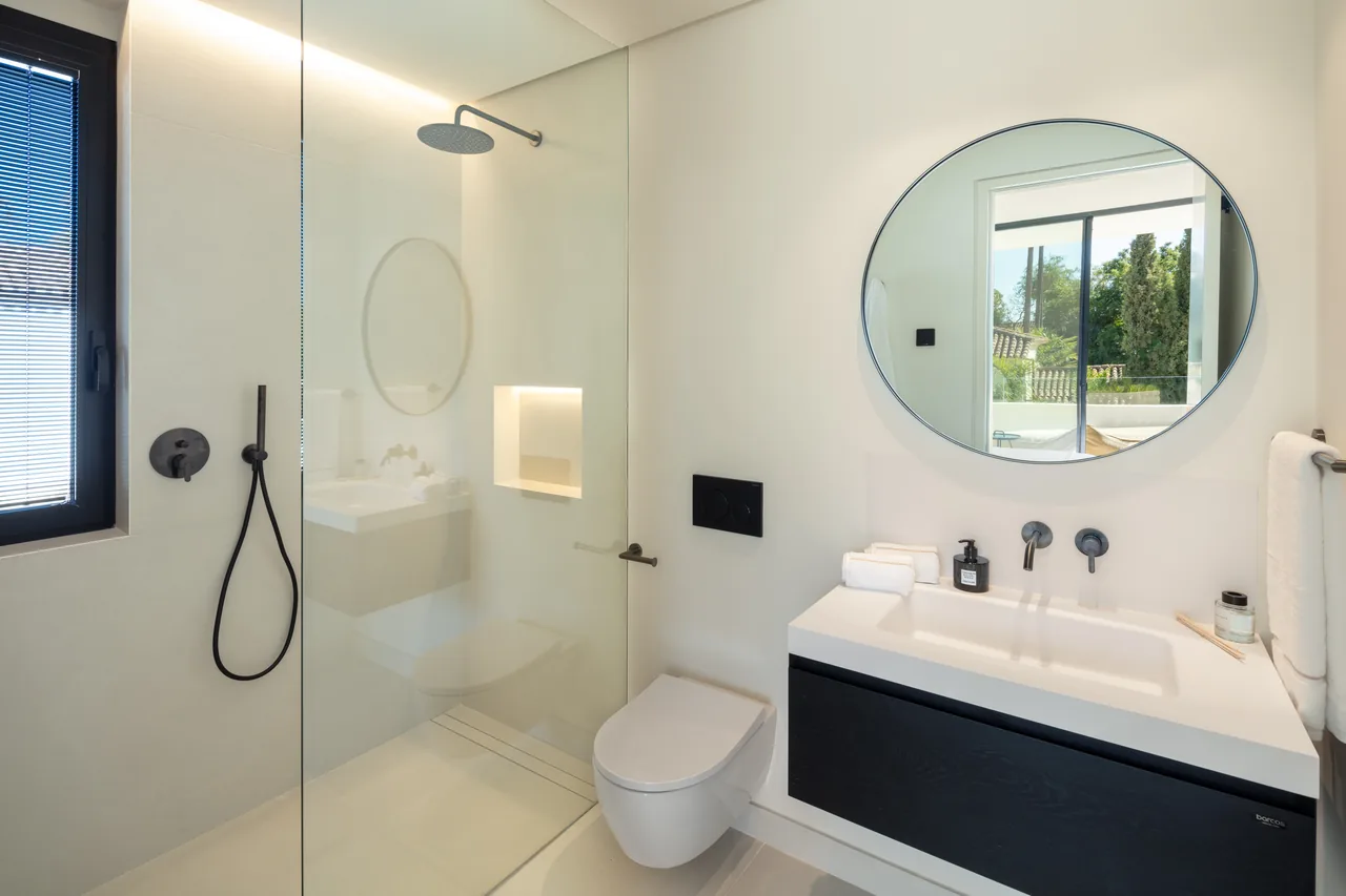 5-bedroom villa in Las Brisas with private pool and private garden — image 12