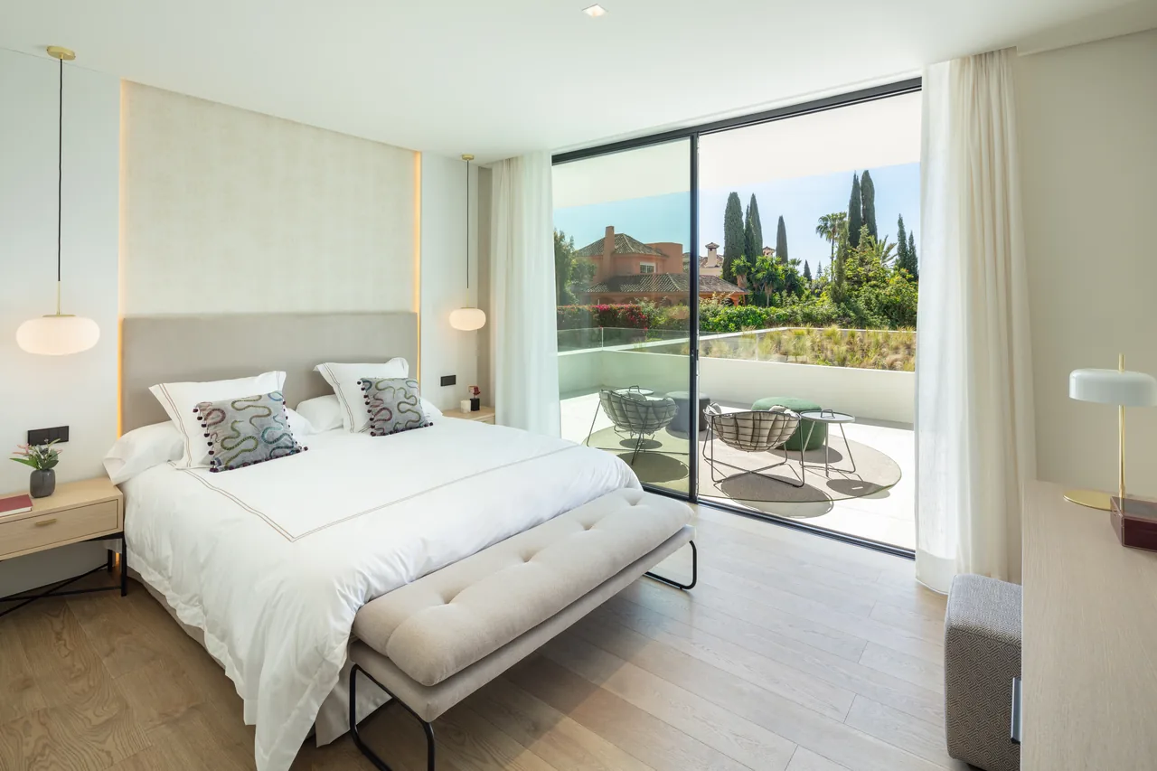 5-bedroom villa in Las Brisas with private pool and private garden — image 13