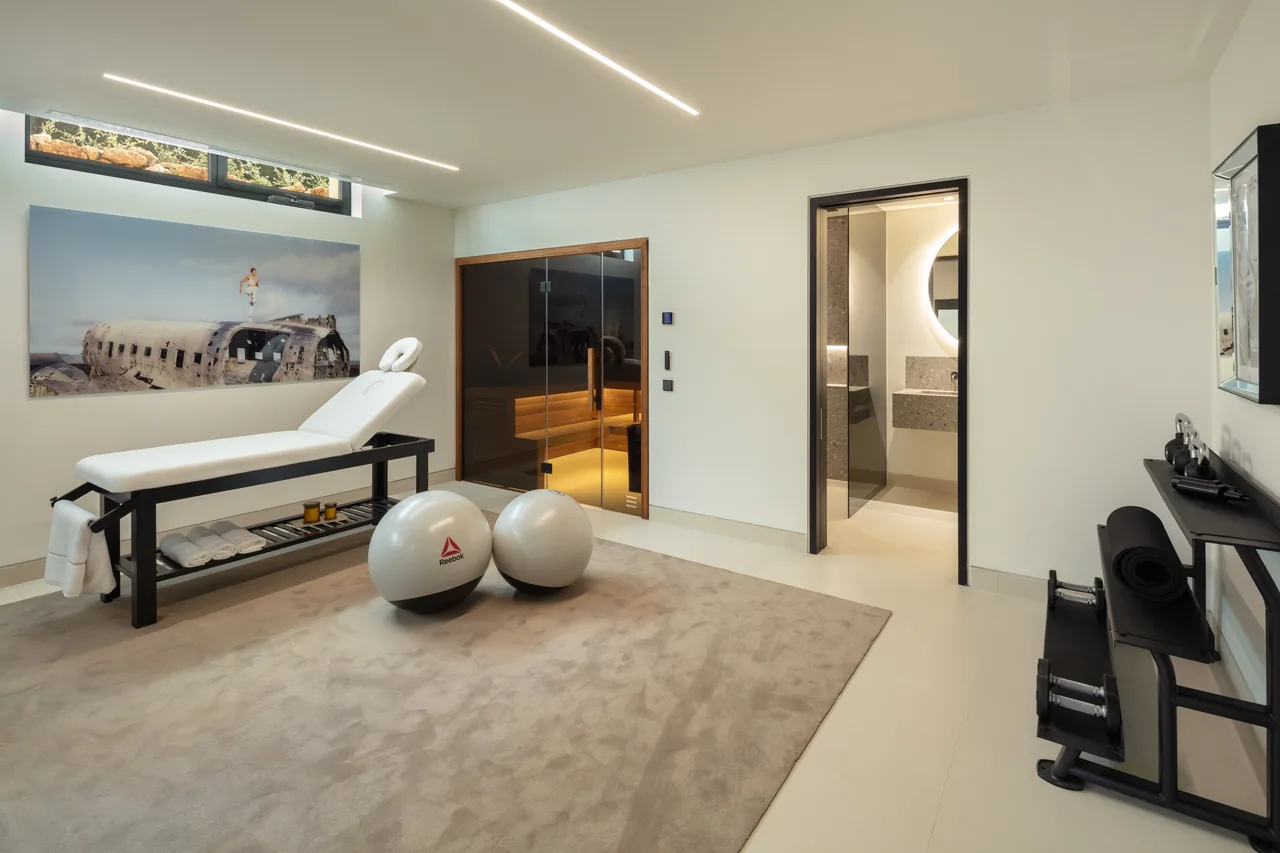 5-bedroom villa in Las Brisas with private pool and private garden — image 16