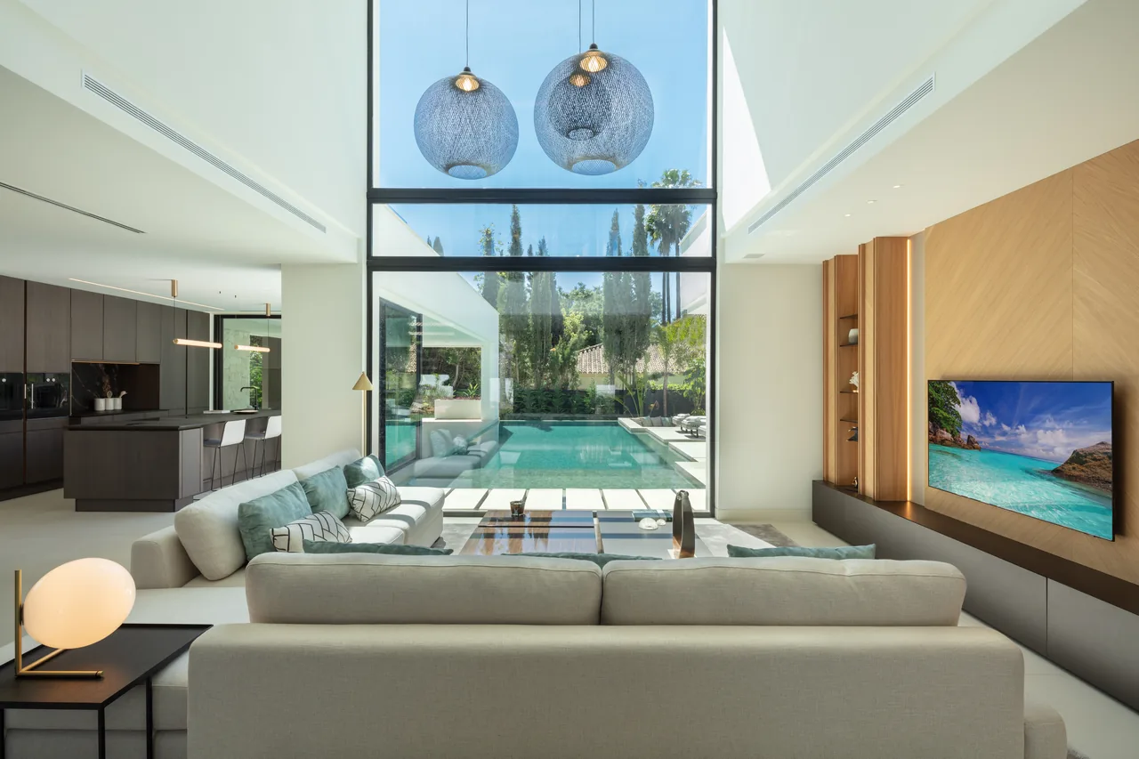 5-bedroom villa in Las Brisas with private pool and private garden — image 19