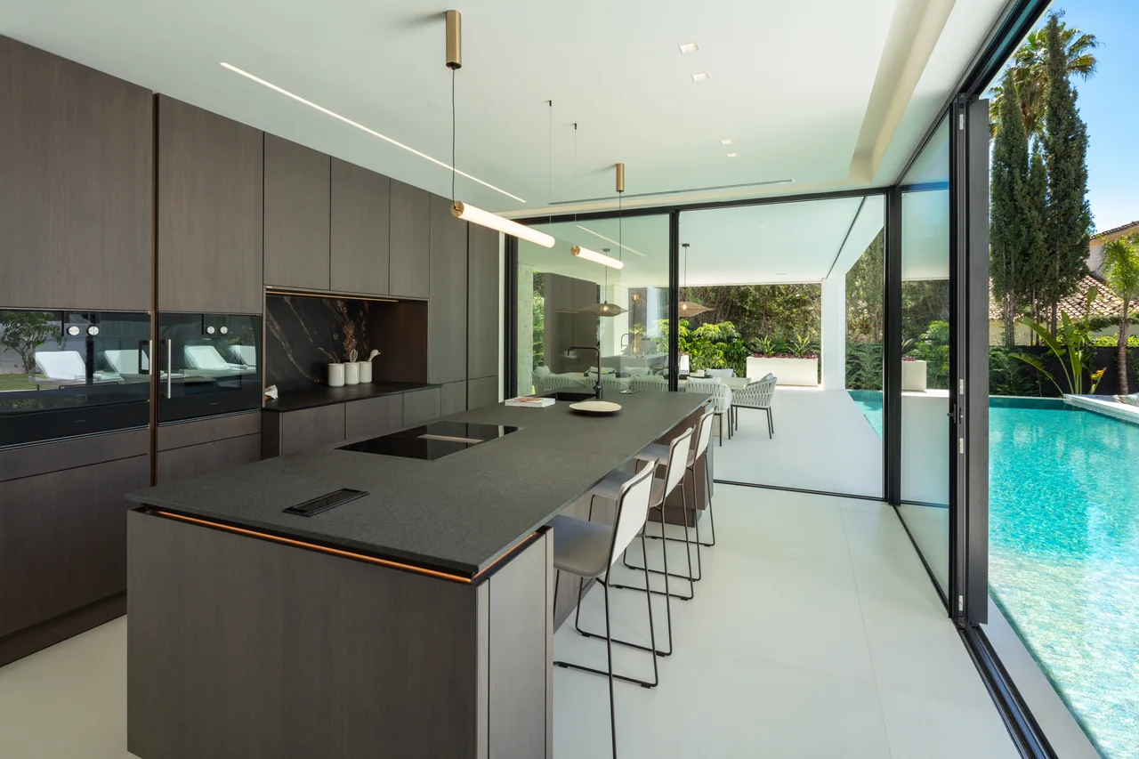 5-bedroom villa in Las Brisas with private pool and private garden — image 21