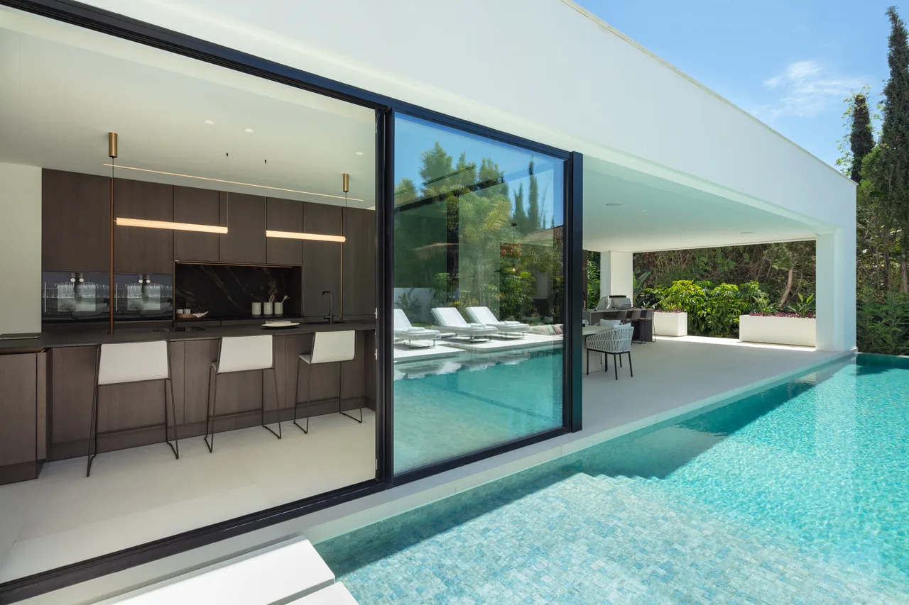 5-bedroom villa in Las Brisas with private pool and private garden — image 22
