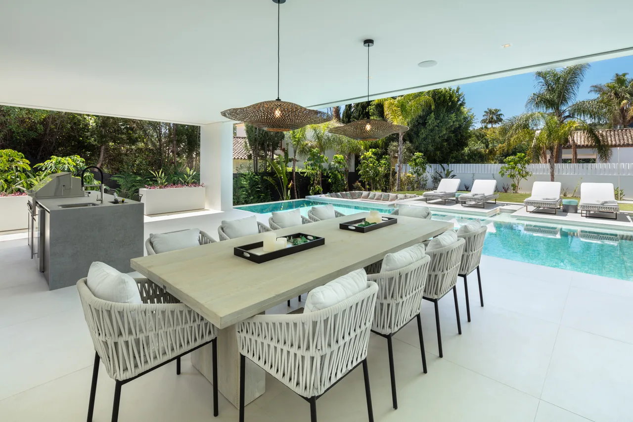 5-bedroom villa in Las Brisas with private pool and private garden — image 23