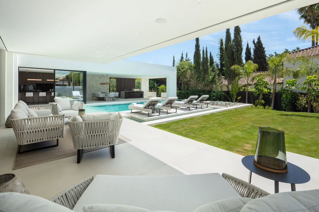 5-bedroom villa in Las Brisas with private pool and private garden — image 24