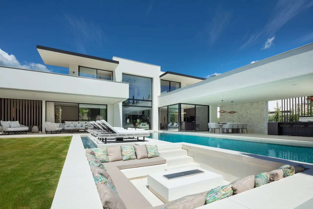 5-bedroom villa in Las Brisas with private pool and private garden — image 25