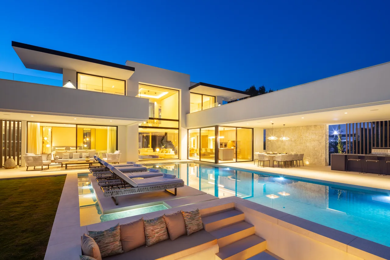 5-bedroom villa in Las Brisas with private pool and private garden — image 30