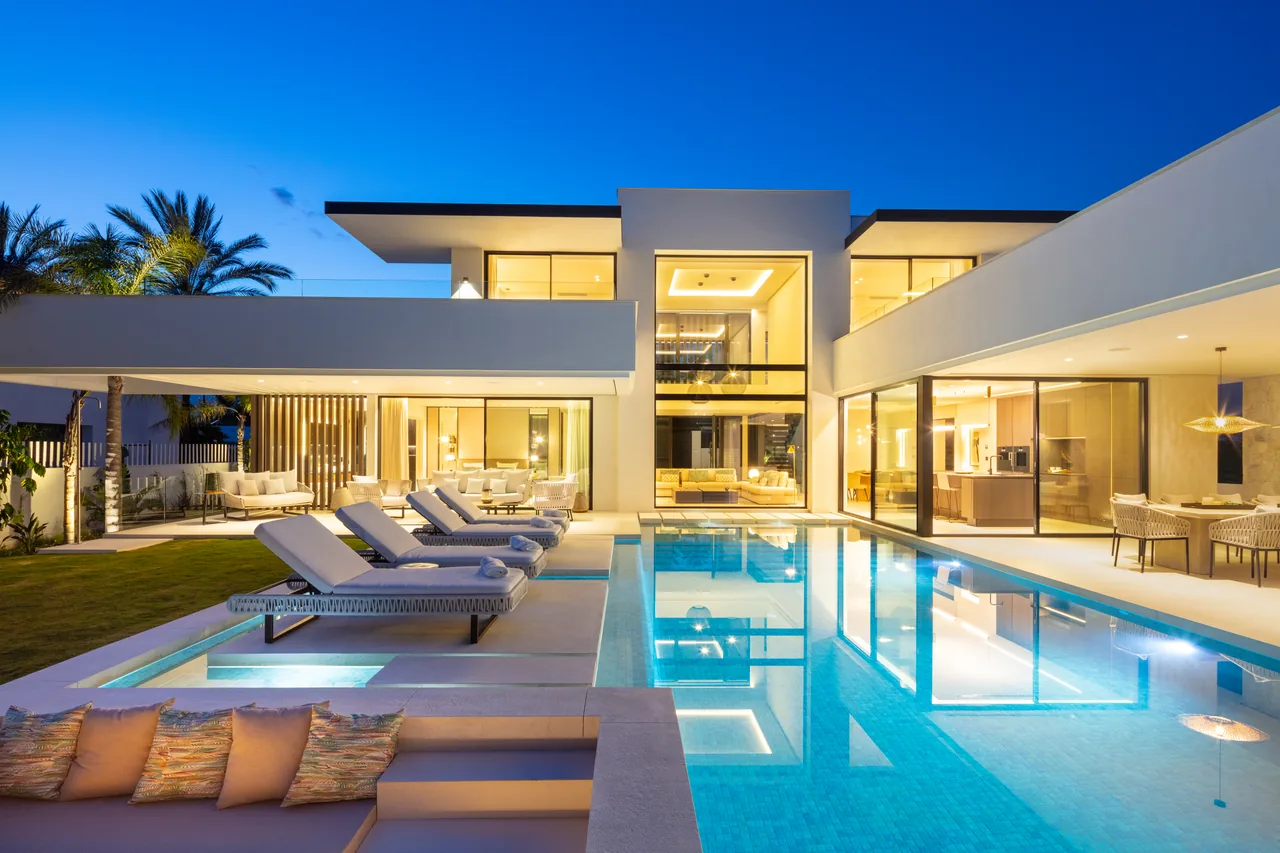 5-bedroom villa in Las Brisas with private pool and private garden — image 31
