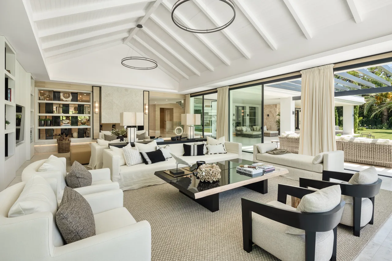 7-bedroom villa in Las Brisas with golf setting and private pool — image 3