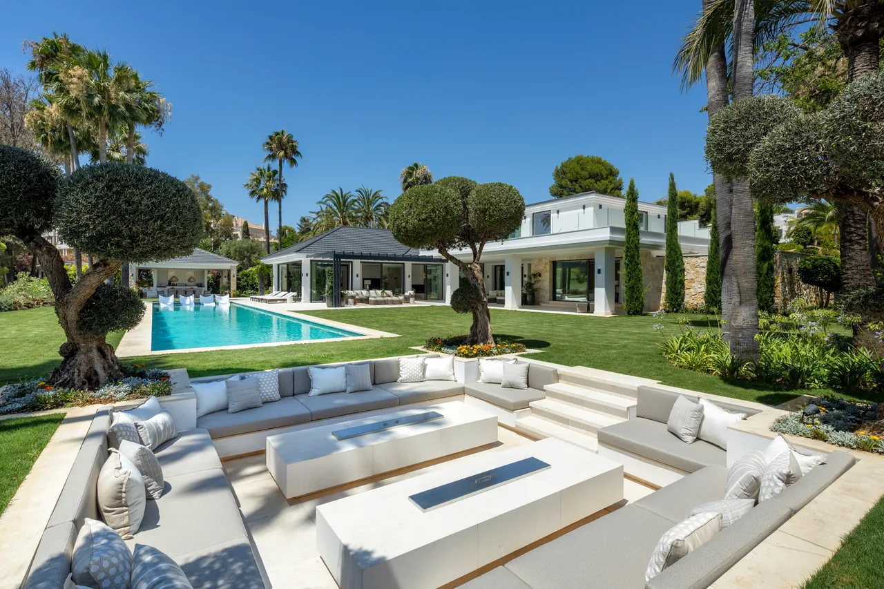 7-bedroom villa in Las Brisas with golf setting and private pool — image 4