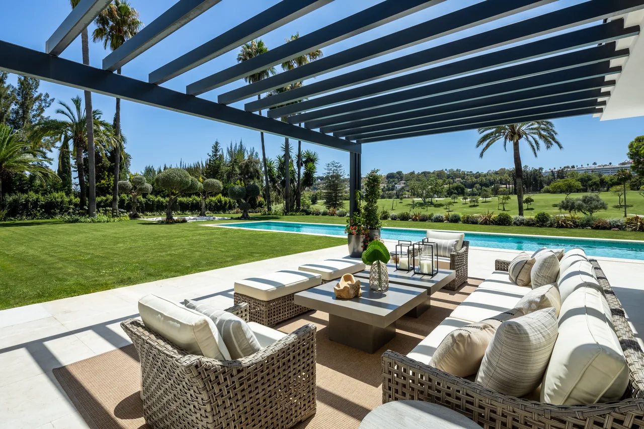 7-bedroom villa in Las Brisas with golf setting and private pool — image 5