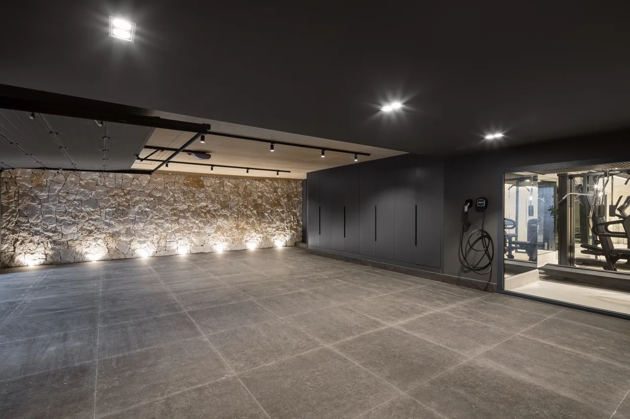 7-bedroom villa in Las Brisas with golf setting and private pool — image 6