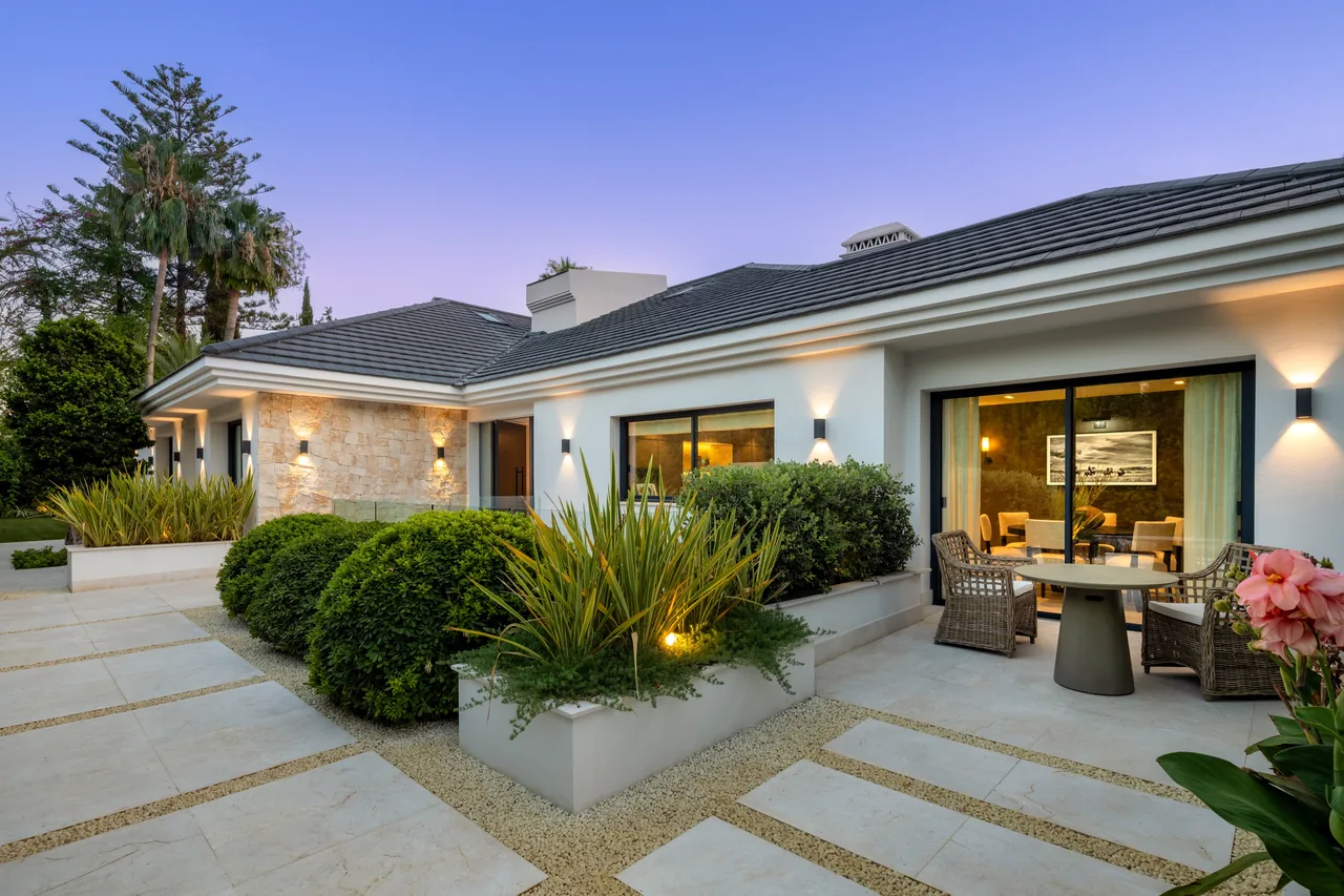 7-bedroom villa in Las Brisas with golf setting and private pool — image 7