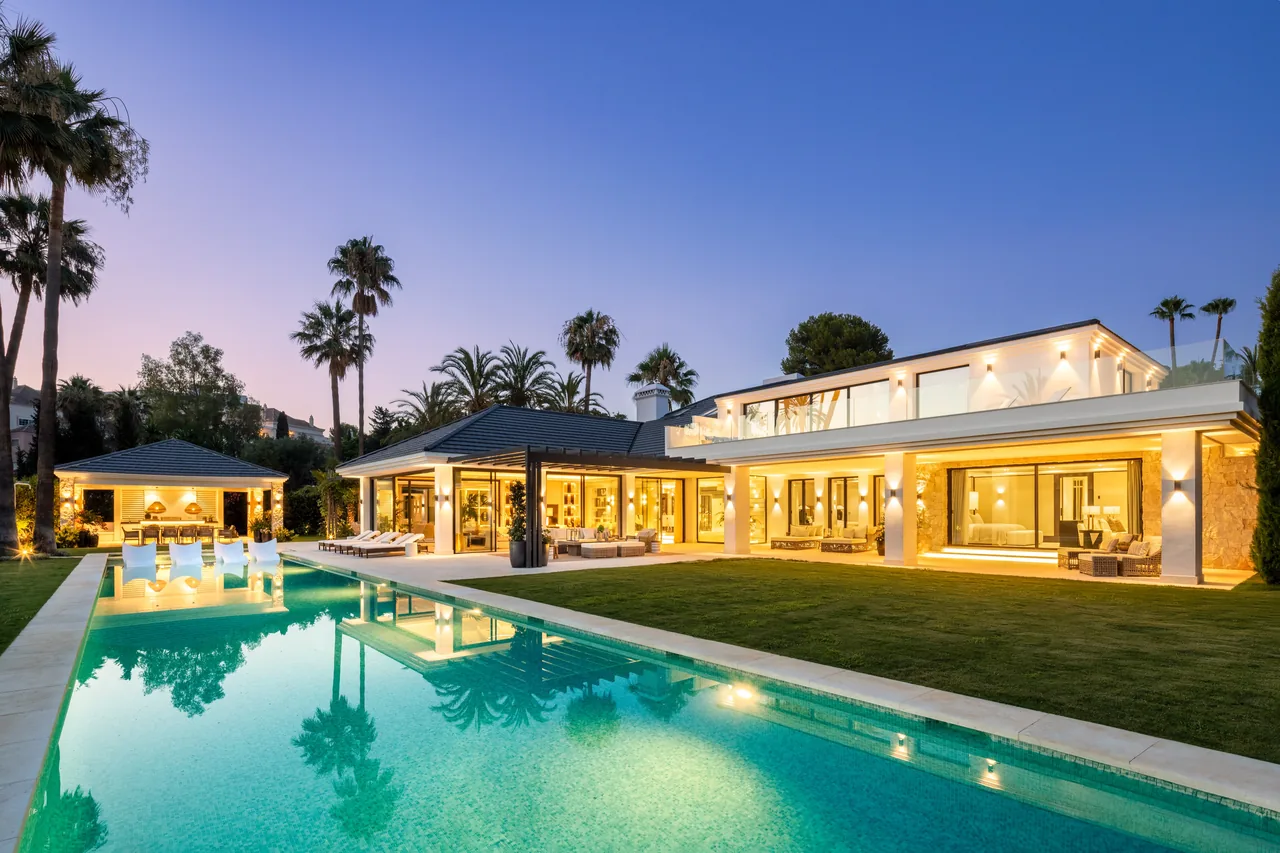 7-bedroom villa in Las Brisas with golf setting and private pool — image 9