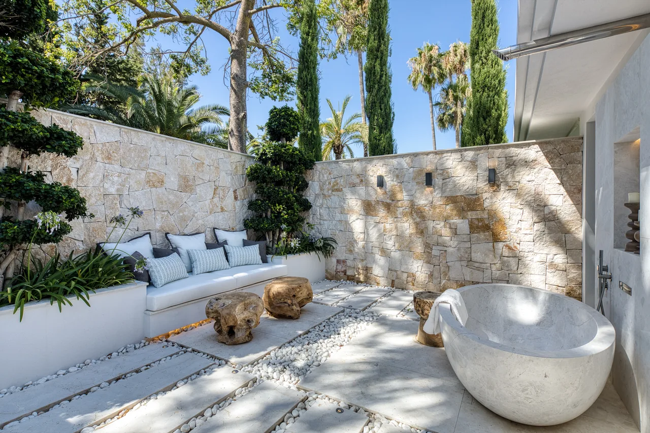 7-bedroom villa in Las Brisas with golf setting and private pool — image 10