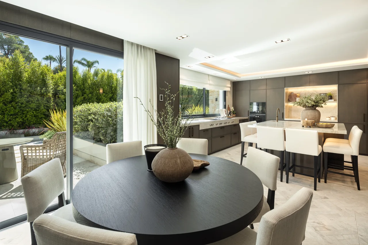 7-bedroom villa in Las Brisas with golf setting and private pool — image 11