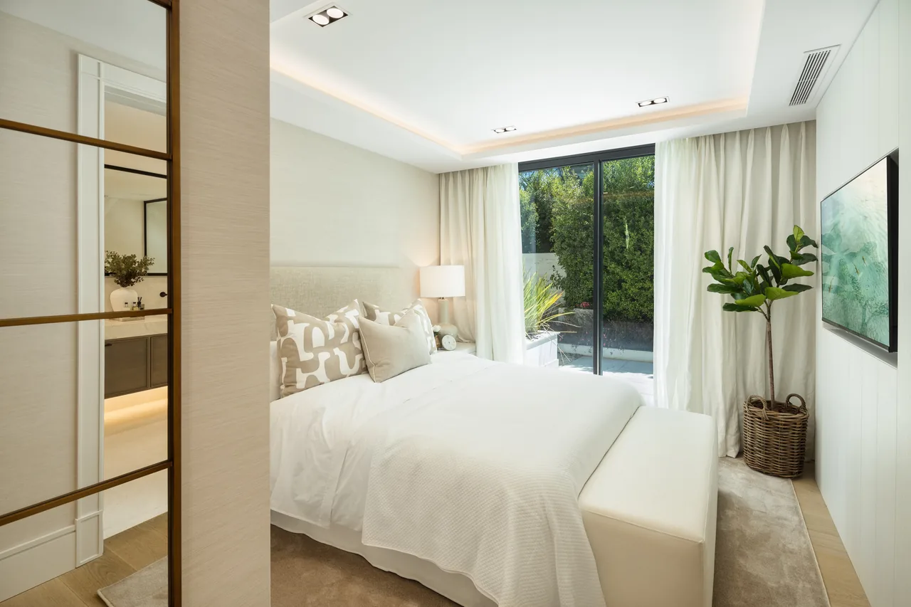 7-bedroom villa in Las Brisas with golf setting and private pool — image 14