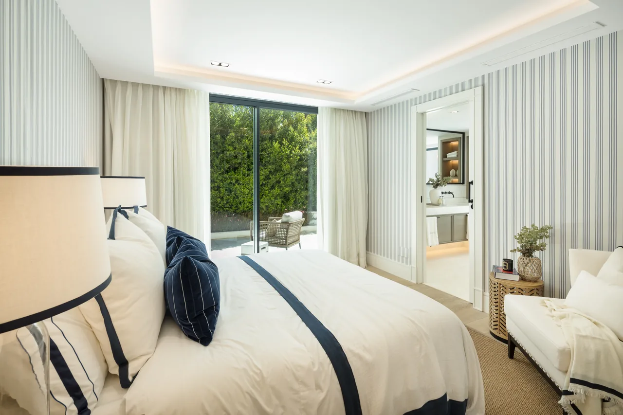 7-bedroom villa in Las Brisas with golf setting and private pool — image 15