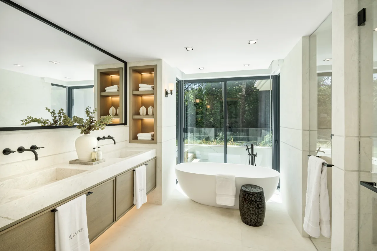 7-bedroom villa in Las Brisas with golf setting and private pool — image 16
