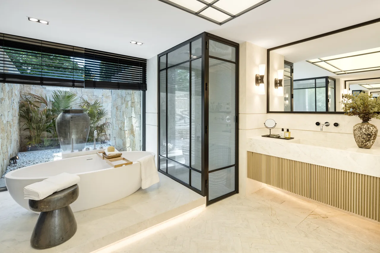 7-bedroom villa in Las Brisas with golf setting and private pool — image 18
