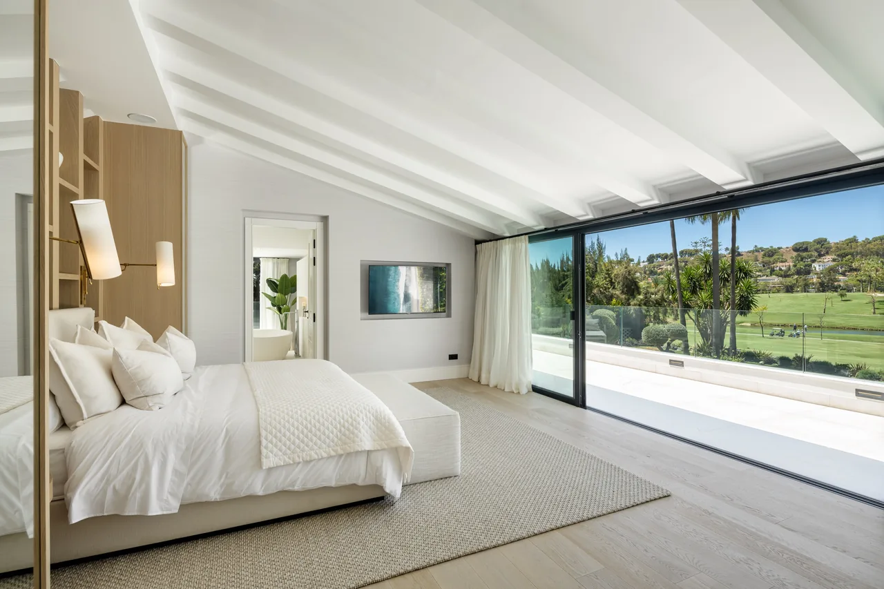 7-bedroom villa in Las Brisas with golf setting and private pool — image 20