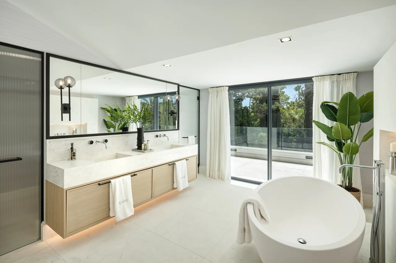 7-bedroom villa in Las Brisas with golf setting and private pool — image 23