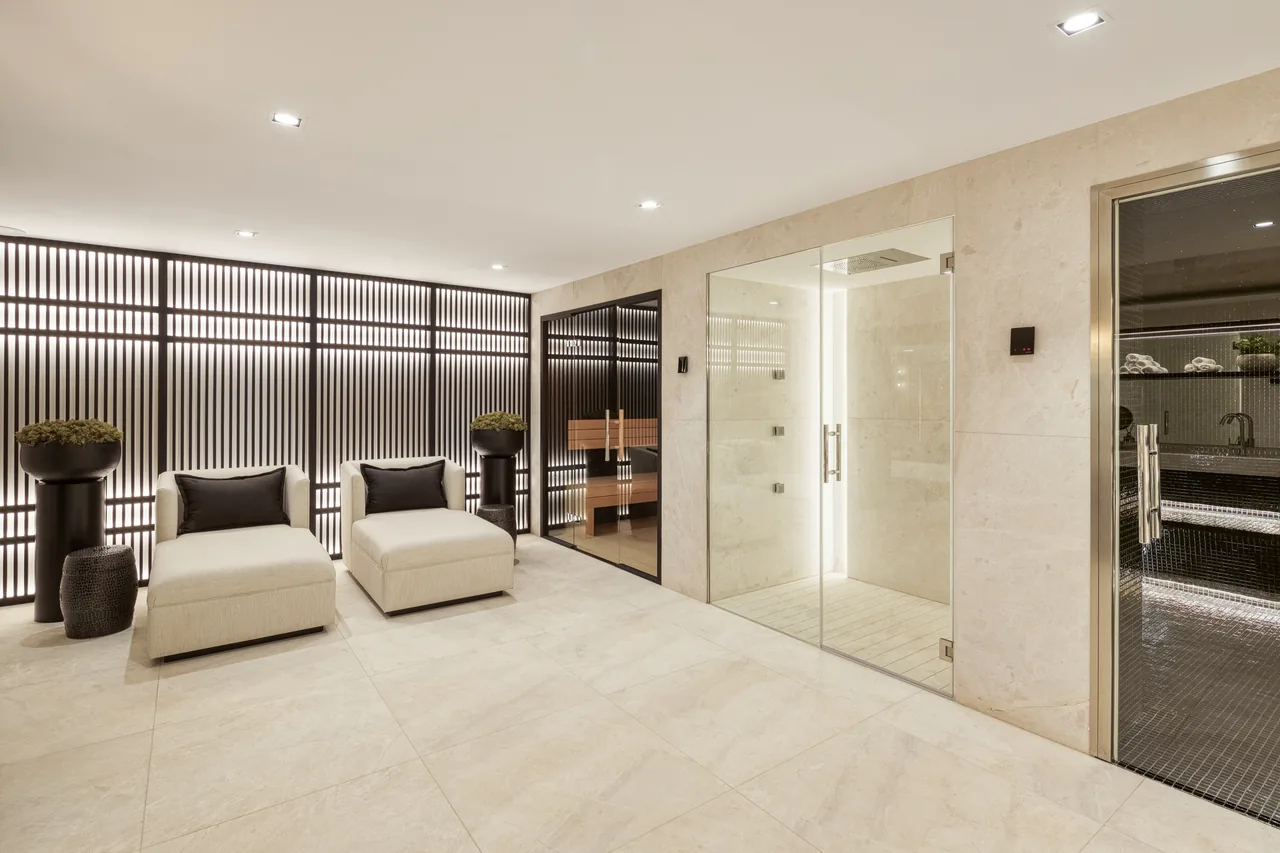 7-bedroom villa in Las Brisas with golf setting and private pool — image 31