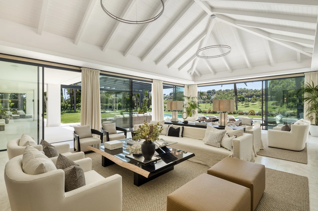 7-bedroom villa in Las Brisas with golf setting and private pool — image 33